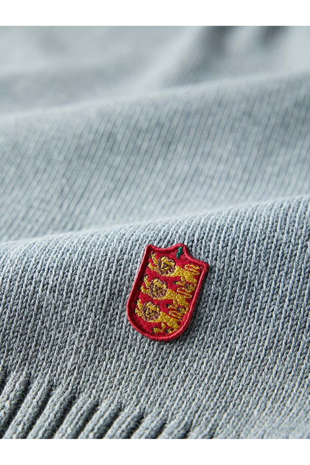 부드러운 촉감의 헤비 코튼 소재로 제작된 멜란지 그레이 컬러의 터틀넥 스웨터입니다. 넉넉한 두께감과 레귤러핏으로 편안한 착용감을 선사하며, 가을과 겨울 시즌에 따뜻하게 입을 수 있습니다. 베이직하고 캐주얼한 스타일로, 다양한 룩에 활용하기 좋습니다. 출근룩과 모임룩 모두에 잘 어울리며, 앵커 로고 자수 디테일이 포인트로 더해졌습니다. 미니멀, 캐주얼, 클래식 스타일을 즐겨 입는 분들께 추천합니다.
