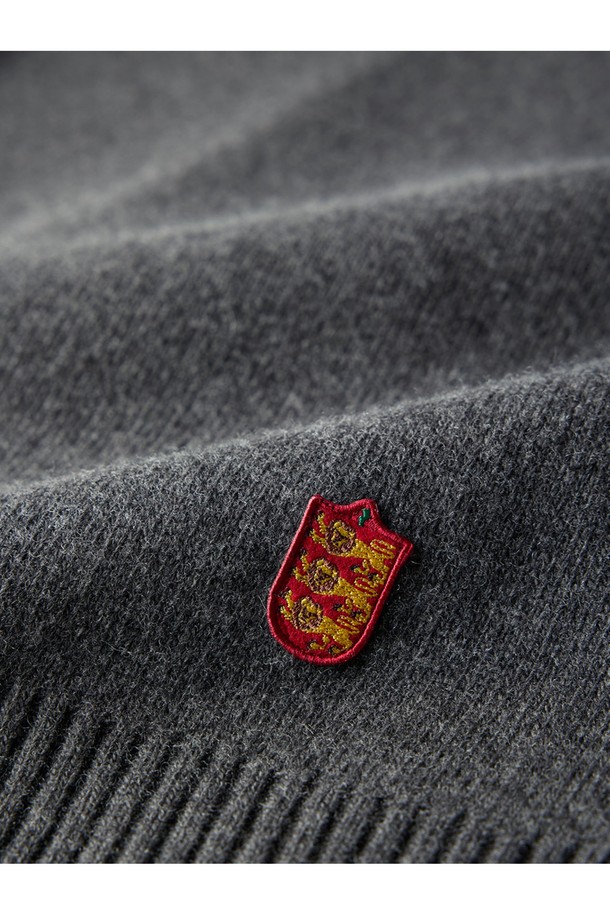 부드러운 촉감의 슈퍼 파인 메리노울 소재로 제작된 차콜 컬러의 터틀넥 스웨터입니다. 얇은 두께감으로 가을, 겨울철에 착용하기 좋으며, 레귤러핏 디자인으로 편안한 착용감을 선사합니다. 베이직하고 캐주얼한 스타일로 출근룩, 모임룩 등 다양한 TPO에 활용 가능합니다. 앵커 자수 디테일이 포인트로 더해져 클래식하고 미니멀한 무드를 연출합니다. 긴 소매 기장의 레귤러 기장 상의로, 데일리룩에 활용하기 좋은 아이템입니다.
