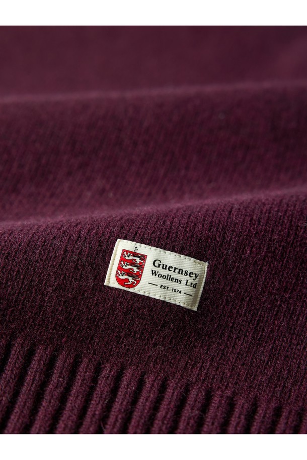 **슈퍼 파인 메리노울 새들 스웨터 - 버건디**는 가을과 겨울, 데일리룩과 출근룩에 모두 잘 어울리는 베이직하고 클래식한 스타일의 니트 스웨터입니다. 부드러운 촉감의 메리노울 소재로 제작되어 따뜻하고 편안한 착용감을 선사하며, 레귤러 핏과 라운드넥 디자인으로 어떤 스타일에도 쉽게 매치할 수 있습니다. 특히 어깨 부분의 새들 디테일이 은은한 포인트를 더합니다. 버건디 컬러는 세련된 분위기를 연출하며, 두꺼운 두께감으로 겨울철에도 따뜻하게 입을 수 있습니다. 긴 소매 기장으로 더욱 포근한 느낌을 줍니다.
