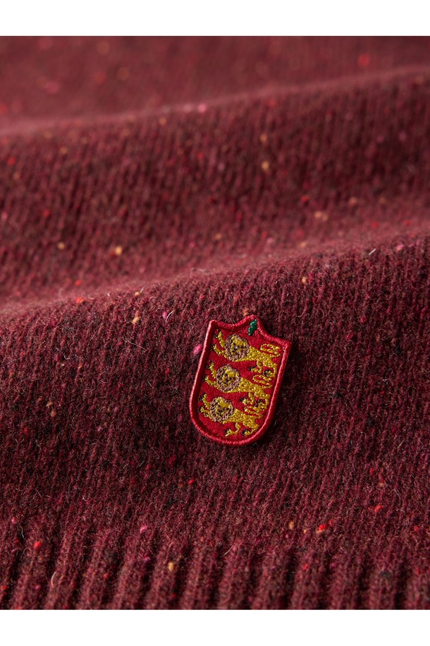 네프사 새들 스웨터 - 버건디는 울과 아크릴 혼방 소재로 제작되어 부드러운 촉감과 따뜻함을 선사합니다. 라운드넥과 레귤러핏 디자인으로 베이직하면서도 캐주얼한 스타일을 연출하며, 가을과 겨울에 활용하기 좋습니다. 두께감이 있는 긴소매 스웨터로, 로고 디테일이 은은하게 포인트를 더합니다. 버건디 컬러는 클래식하고 미니멀한 무드를 자아내 일상복으로 활용하기 좋습니다.
