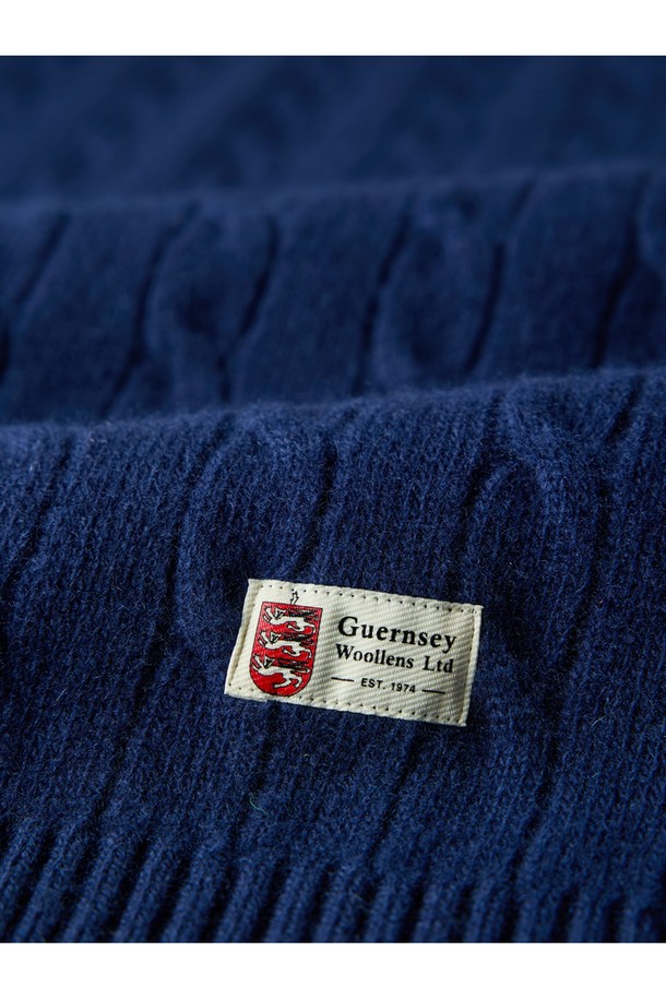 슈퍼 파인 메리노울 케이블 스웨터 - 미드나잇 네이비는 부드러운 촉감의 슈퍼 파인 울 소재로 제작되어 가을, 겨울 시즌에 따뜻함을 선사합니다. 베이직하고 클래식한 스타일의 라운드넥 디자인에, 레귤러핏으로 편안하게 착용 가능합니다. 미드나잇 네이비 컬러와 케이블 패턴이 돋보이며, 출근룩, 비즈니스 캐주얼, 모임룩 등 다양한 TPO에 활용하기 좋습니다. 클래식, 미니멀, 캐주얼 스타일을 즐겨 입는 분들께 추천합니다. 긴 소매 기장의 레귤러 기장 스웨터입니다.
