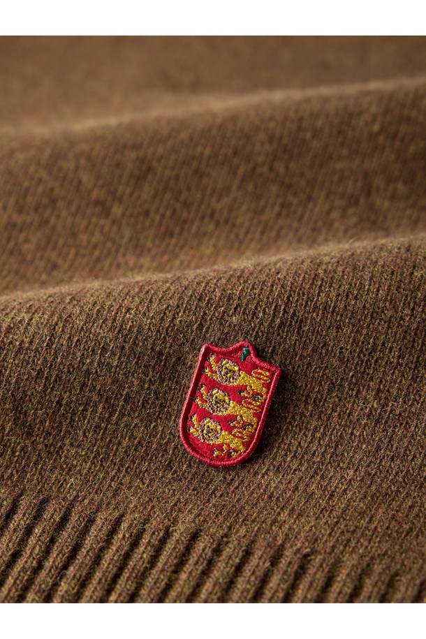 슈퍼 파인 메리노울 터틀넥 스웨터 - 브라운은 부드러운 촉감의 메리노울 소재로 제작되어 가을과 겨울에 따뜻하게 착용하기 좋습니다. 베이직하고 클래식한 스타일로 다양한 룩에 활용할 수 있으며, 레귤러 핏으로 편안한 착용감을 선사합니다. 긴 소매와 터틀넥 디자인이 특징이며, 두꺼운 두께감으로 보온성을 높였습니다. 가슴 부분에는 앵커 로고 자수가 포인트로 더해져 미니멀하면서도 세련된 느낌을 줍니다.
