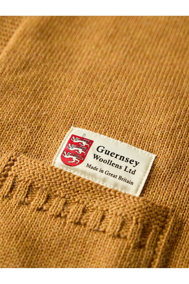 피셔맨 홀가먼트 가디건 - 카멜은 부드러운 울 소재로 제작되어 가을, 겨울 시즌 따뜻하게 착용할 수 있는 두꺼운 두께의 긴소매 가디건입니다. 라운드넥 디자인에 버튼 여밈 방식으로 편안하게 입고 벗을 수 있으며, 넉넉한 레귤러핏으로 제작되어 활동성을 높였습니다. 캐주얼, 클래식, 미니멀 스타일 모두 소화 가능하며, 홀가먼트 패턴과 카멜 컬러가 세련된 분위기를 연출합니다. 데일리룩에 포인트가 되어줄 포켓 디테일까지 갖춘 실용적인 아이템입니다.
