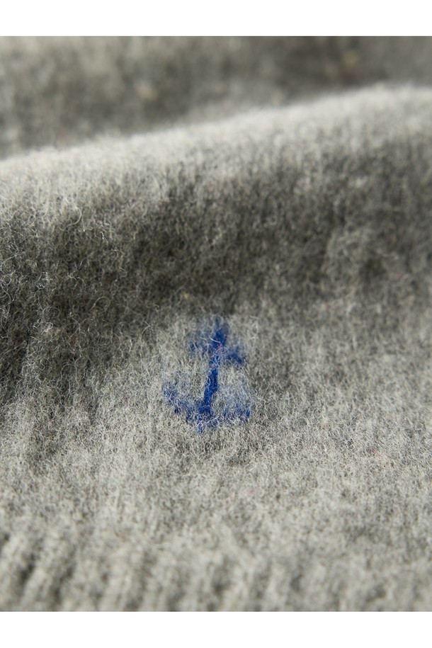 부드러운 셔틀랜드울 소재의 브이넥 베스트입니다. 브러쉬드 가공으로 포근한 촉감을 살렸으며, 톤 다운된 그레이 컬러가 세련된 분위기를 자아냅니다. 가을, 겨울 시즌에 활용하기 좋으며, 레귤러핏으로 제작되어 편안한 착용감을 선사합니다. 베이직하고 클래식한 디자인으로 출근룩, 오피스룩, 모임룩 등 다양한 TPO에 활용 가능합니다. 미니멀한 스타일을 즐기는 분들께 추천합니다.
