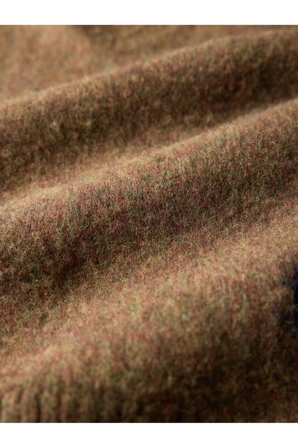 **셔틀랜드울 브이넥 베스트 - 브러쉬드 브라운**

부드러운 촉감의 셔틀랜드 울 소재로 제작된 브러쉬드 브라운 컬러의 브이넥 베스트입니다. 가을, 겨울 시즌에 어울리는 두꺼운 두께감으로 따뜻하게 착용할 수 있습니다. 레귤러핏으로 제작되어 편안한 착용감을 제공하며, 베이직하고 클래식한 스타일을 연출합니다. 출근룩, 오피스룩, 모임룩 등 다양한 TPO에 활용 가능하며, 미니멀하고 클래식한 스타일을 선호하는 분들께 추천합니다. 민소매 디자인으로 레이어드하여 세련된 스타일을 완성해 보세요.
