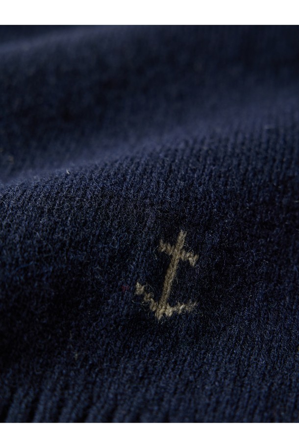 네이비 컬러의 셔틀랜드울 브이넥 베스트입니다. 셔틀랜드울 소재로 제작되어 부드러운 촉감과 두꺼운 두께감으로 가을, 겨울철 따뜻하게 착용하기 좋습니다. 베이직하고 클래식한 디자인으로 출근룩, 비즈니스 캐주얼, 모임룩 등 다양한 TPO에 활용할 수 있습니다. 레귤러핏으로 제작되었으며, 민소매 디자인으로 이너와 레이어드하여 미니멀하면서도 세련된 스타일을 연출할 수 있습니다. 무지 디자인의 브이넥 베스트로, 어떤 옷에도 잘 어울려 활용도가 높습니다.
