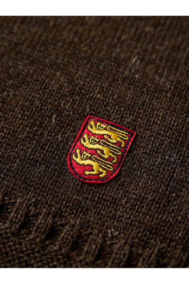 피셔맨 홀가먼트 스웨터 - 다크 브라운은 가을, 겨울 시즌에 어울리는 남녀 공용 니트/스웨터입니다. 톤 다운된 다크 브라운 컬러와 부드러운 울 소재로 제작되어 포근한 착용감을 선사합니다. 앵커 자수 디테일이 돋보이는 클래식하고 베이직한 디자인으로, 출근룩이나 모임룩 등 다양한 TPO에 활용 가능합니다. 레귤러핏 라운드넥, 긴소매, 두꺼운 두께감으로 보온성을 높였으며, 미니멀, 캐주얼 스타일 모두 소화 가능한 활용도 높은 아이템입니다. 홀가먼트 기법으로 제작되어 깔끔한 핏을 자랑하며, 부드러운 촉감으로 편안하게 착용할 수 있습니다.
