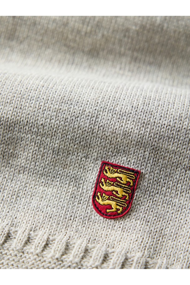 가을과 겨울에 어울리는 크루넥 홀가먼트 스웨터입니다. 울 소재로 제작되어 부드러운 촉감과 뛰어난 보온성을 제공하며, 두꺼운 두께감으로 포근하게 착용할 수 있습니다. 베이직하고 캐주얼한 스타일로, 일상에서 편안하게 즐겨 입기 좋습니다. 라이트 그레이 컬러와 심플한 디자인은 어떤 룩에도 잘 어울리며, 니트 패치 디테일로 포인트를 더했습니다. 레귤러핏으로 제작되어 편안한 착용감을 선사합니다.
