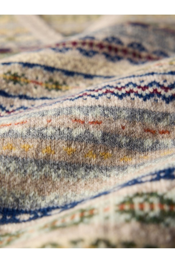 세인트피터 페어아일 브이넥 베스트 - 베이지는 가을, 겨울 시즌에 어울리는 울 소재의 니트 베스트입니다. 클래식하고 캐주얼한 무드를 동시에 연출하며, 레귤러핏과 레귤러 기장으로 편안한 착용감을 선사합니다. 페어아일 패턴과 브이넥 디자인이 특징이며, 출근룩과 모임룩, 그리고 미니멀한 스타일 연출에 적합합니다. 부드러운 촉감과 두꺼운 두께감으로 따뜻함을 더해줍니다. 베이지 컬러는 어떤 옷에도 잘 어울려 활용도가 높습니다.
