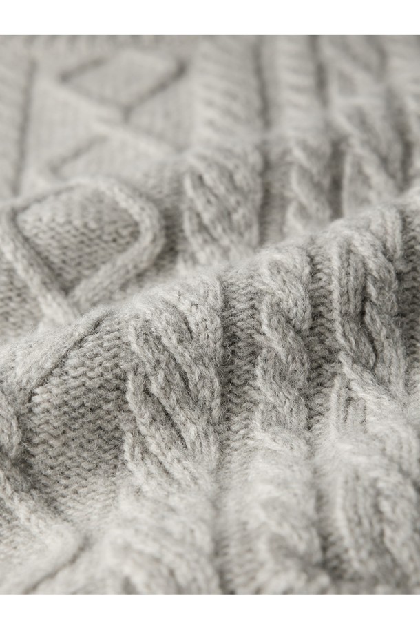 셔틀랜드울 아란 포켓 스웨터 - 라이트 그레이는 남성용 상의 니트/스웨터입니다. 가을, 겨울 시즌에 어울리며, 클래식하고 베이직한 스타일을 연출합니다. 레귤러핏 라운드넥 디자인에, 두꺼운 두께감과 부드러운 촉감의 울 소재로 제작되었습니다. 케이블 및 아란 패턴의 입체적인 질감과 포켓 디테일, 사시 봉제 방식이 특징이며, 풍부한 볼륨감과 뛰어난 보온성을 제공합니다. 데이트룩, 출근룩, 미니멀, 캐주얼 스타일 모두 소화 가능한 활용도 높은 아이템입니다.
