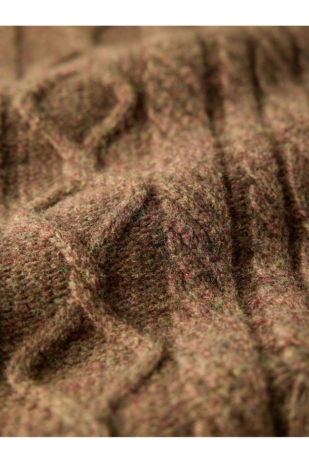 셔틀랜드울 아란 포켓 스웨터 - 모스 브라운은 클래식과 베이직 스타일을 추구하는 남성을 위한 겨울, 가을용 상의입니다. 두꺼운 두께감과 뻣뻣한 촉감, 보온 및 방풍 기능을 갖춘 이 스웨터는 일상과 출근룩, 모임룩에 적합합니다. 17세기 전통 편직 기법을 보존하여 제작되었으며, 전통적인 아란 니트 패턴과 포켓 디테일이 특징입니다. 링킹 기법으로 마감되었고, 아시아 체형에 맞는 사이즈로 제작되어 편안한 착용감을 선사합니다. 라운드넥, 긴소매, 레귤러핏의 레귤러 기장으로 디자인되었습니다.
