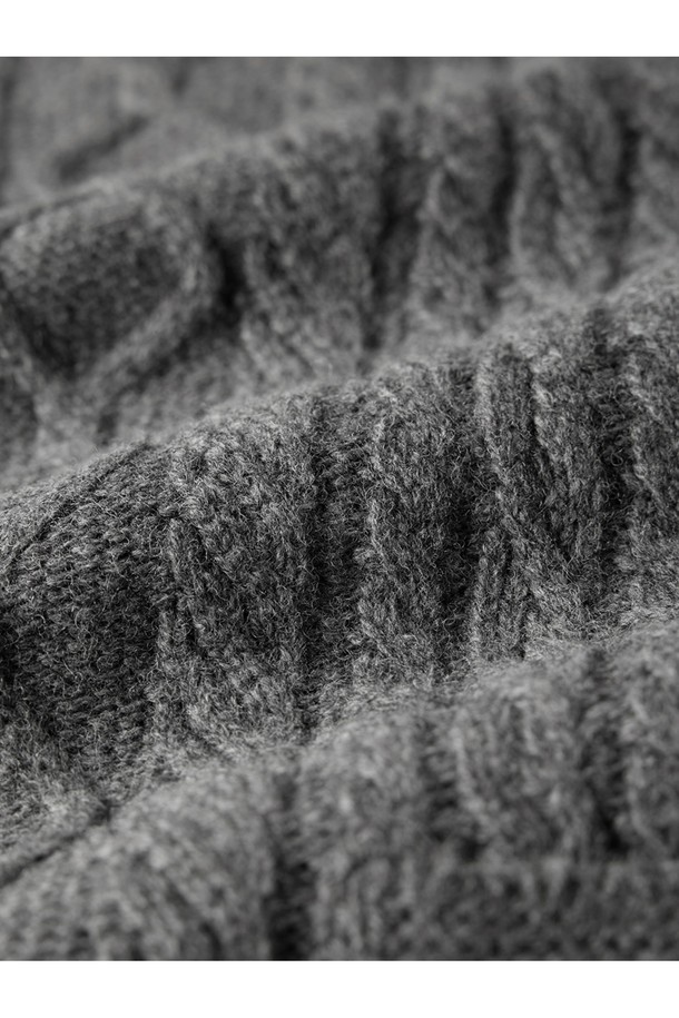 **[상품명: 셔틀랜드울 아란 포켓 스웨터 - 그레이]**

부드러운 촉감의 셔틀랜드울 소재로 제작된 아란 패턴의 포켓 스웨터입니다. 클래식한 무드의 이 스웨터는 가을과 겨울에 따뜻하게 착용하기 좋으며, 두꺼운 두께감으로 포근함을 더합니다. 긴 소매와 라운드넥 디자인으로 어떤 스타일에도 잘 어울리며, 입체적인 질감과 벌키한 짜임이 특징입니다. 전통적인 피셔맨 스타일을 현대적으로 재해석하여, 일상에서 편안하게 즐길 수 있는 아이템입니다. 그레이, 모스, 브라운, 라이트 그레이 등 다양한 컬러로 만나보세요.
