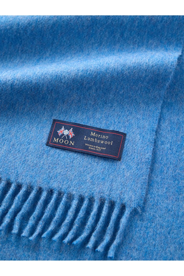 메리노울 머플러 25cm - 마린 블루는 겨울과 가을, 당신의 출근룩과 클래식, 미니멀, 캐주얼 스타일에 포인트를 더해줄 머플러입니다. 부드러운 촉감의 메리노울, 램스울 소재로 제작되어 보온성과 통기성은 물론, 향균 및 소취 기능까지 갖춰 쾌적하게 착용할 수 있습니다. 멜란지 공법으로 은은한 멋을 더하고, 울마크 인증을 받은 영국 제조 상품으로 고급스러운 품질을 보장합니다. 마린 블루 컬러의 무지 디자인과 프린지, 라벨 디자인으로 완성도를 높여, 일상 또는 선물용으로도 손색없는 아이템입니다.
