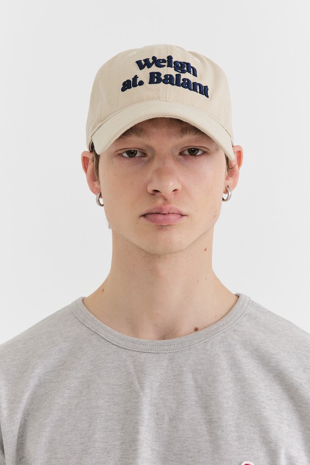 클래식 로고 볼캡 (10 colors)

캐주얼, 미니멀, 클래식 스타일을 위한 필수템, 클래식 로고 볼캡입니다. 면 소재로 제작되어 편안한 착용감을 선사하며, 봄, 여름, 가을 시즌에 활용하기 좋습니다. 7.5cm 챙 넓이와 FREE 사이즈로 누구나 편안하게 착용 가능하며, 헤드둘레 58cm, 조절 스트랩 길이 16cm입니다. 카키그린, 크림, 그레이, 블루, 베이지, 오렌지, 브릭레드, 블랙, 라벤더, 네이비 등 10가지 다채로운 컬러로 제공되어, 동네 마실룩이나 산책룩에 포인트를 더할 수 있습니다.
