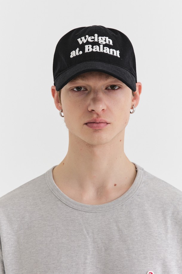 클래식 로고 볼캡 (10 colors)은 면 소재로 제작되어 편안한 착용감을 선사합니다. 7.5cm 챙 넓이의 볼캡 스타일로, 캐주얼, 클래식, 미니멀 스타일을 연출하기 좋습니다. 데일리룩, 산책룩, 여행룩 등 다양한 TPO에 활용할 수 있으며, 봄, 여름, 가을 계절에 착용하기 적합합니다. 10가지 다채로운 컬러(카키그린, 블루, 브릭레드, 네이비, 베이지, 그레이, 라벤더, 오렌지, 크림, 블랙)로 출시되어 폭넓은 선택이 가능하며, 조절 가능한 스트랩으로 편안하게 착용할 수 있습니다. 심플한 로고 디자인으로 어떤 스타일에도 잘 어울리는 원사이즈 볼캡입니다.
