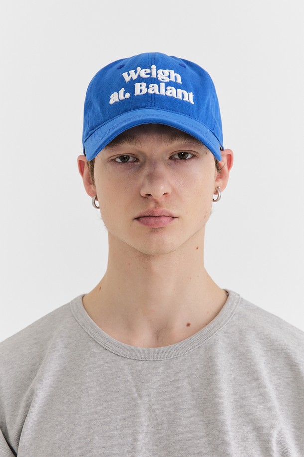 클래식 로고 볼캡 (10 color)은 캐주얼, 미니멀, 스트리트 스타일을 즐기는 분들을 위한 모자입니다. 면 소재로 제작되어 봄, 여름, 가을 계절에 착용하기 좋으며, 일상에서의 편안한 착용감을 선사합니다. 7.5cm 챙 넓이로 햇빛을 가려주며, 다양한 스타일에 매치하기 좋은 디자인입니다. 로고 패턴이 특징이며, 사이즈 조절이 가능하고, 머리 둘레 58cm에 맞춰 제작되어 편안하게 착용할 수 있습니다. 오렌지, 레드, 핑크, 옐로우 등 23가지 다채로운 컬러 옵션으로 준비되어 있습니다.
