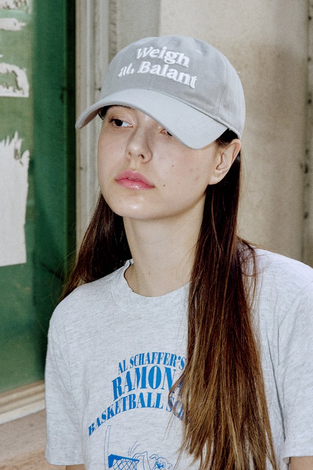 클래식 로고 볼캡 (10가지 색상)은 캐주얼, 미니멀, 클래식 스타일을 즐겨 입는 분들을 위한 데일리 모자입니다. 면 소재로 제작되어 봄, 여름, 가을 계절에 착용하기 좋으며, 동네 마실룩, 산책룩, 여행룩 등 다양한 TPO에 활용할 수 있습니다. 7.5cm 챙 넓이와 일반 깊이의 모자로 편안한 착용감을 선사하며, 클래식 로고 디자인이 돋보입니다. 뒷면의 조절 스트랩으로 사이즈를 간편하게 조절할 수 있으며, 22가지 다채로운 컬러(Brick Red, Blue, Khaki Green, Orange, Black, Grey, Lavender, Beige, Navy, Pink, Yellow, Sky Blue, Mint Green, Cream, Vintage Red, Salmon Orange, Dusty Pink, Lemon Yellow, Ice Blue, Stone Blue, Charcoal, Denim) 중 취향에 맞는 색상을 선택할 수 있습니다.
