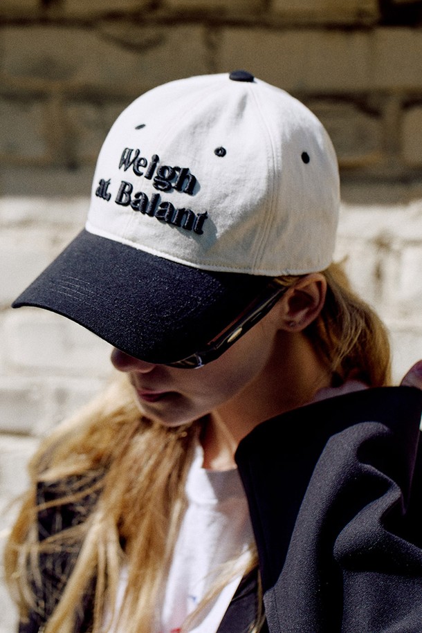 클래식 로고 볼캡 (10 colors)은 캐주얼, 미니멀, 클래식 스타일을 즐겨 입는 분들을 위한 데일리 모자입니다. 면 소재로 제작되어 부드러운 촉감을 자랑하며, 봄, 여름, 가을 계절에 착용하기 좋습니다. 총 10가지 다채로운 색상 (베이지, 라벤더, 오렌지, 브릭레드, 크림, 블루, 네이비, 블랙, 그레이, 카키그린)으로 출시되어, 동네 마실룩이나 산책룩에 포인트를 더할 수 있습니다. 모자 깊이는 보통이며, 챙 넓이는 7.5cm, 클래식 로고 디자인과 조절 가능한 스트랩으로 편안한 착용감을 제공합니다. 원 사이즈 (FREE)로 누구나 부담 없이 착용 가능합니다.
