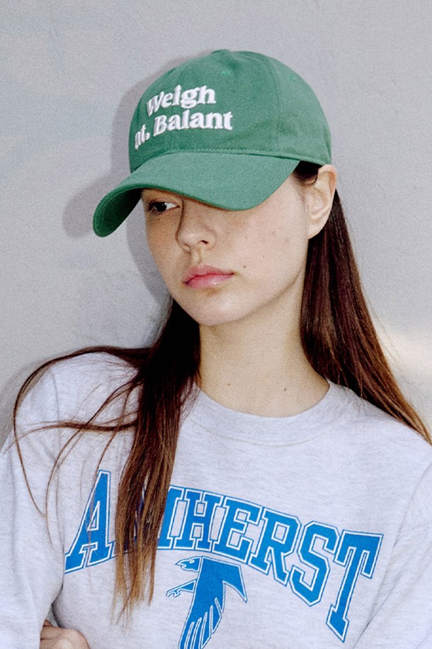 클래식 로고 볼캡 (10 colors)은 일상, 산책, 여행 등 다양한 상황에 잘 어울리는 모자입니다. 면 소재로 제작되어 편안한 착용감을 제공하며, 봄, 여름, 가을 계절에 활용하기 좋습니다. 로고 자수 디테일과 조절 가능한 스트랩이 디자인의 포인트이며, 원 사이즈로 제작되어 누구나 편안하게 착용할 수 있습니다. 캐주얼, 클래식, 미니멀 스타일을 즐기는 분들께 추천하는 아이템으로, 카키그린, 크림, 그레이, 블랙, 블루, 오렌지, 브릭레드, 베이지, 네이비, 라벤더 등 10가지 다채로운 컬러 옵션으로 만나보세요.
