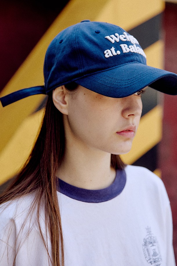 클래식 로고 볼캡 (10 colors)은 일상, 산책, 여행 등 다양한 상황에 잘 어울리는 모자입니다. 챙 넓이 7.5cm로, 면 소재를 사용하여 제작되어 편안한 착용감을 제공합니다. 각 컬러마다 다른 소재를 사용할 수 있으며, 조절 가능한 스트랩이 있어 누구나 편안하게 착용할 수 있습니다. "Brick Red", "Blue", "Cream", "Orange", "Navy", "Lavender", "Grey", "Khaki Green", "Beige", "Black" 등 10가지 다채로운 컬러 옵션으로, 캐주얼, 미니멀, 클래식 스타일을 연출하기 좋습니다. 로고 장식으로 디자인의 포인트를 더했습니다.
