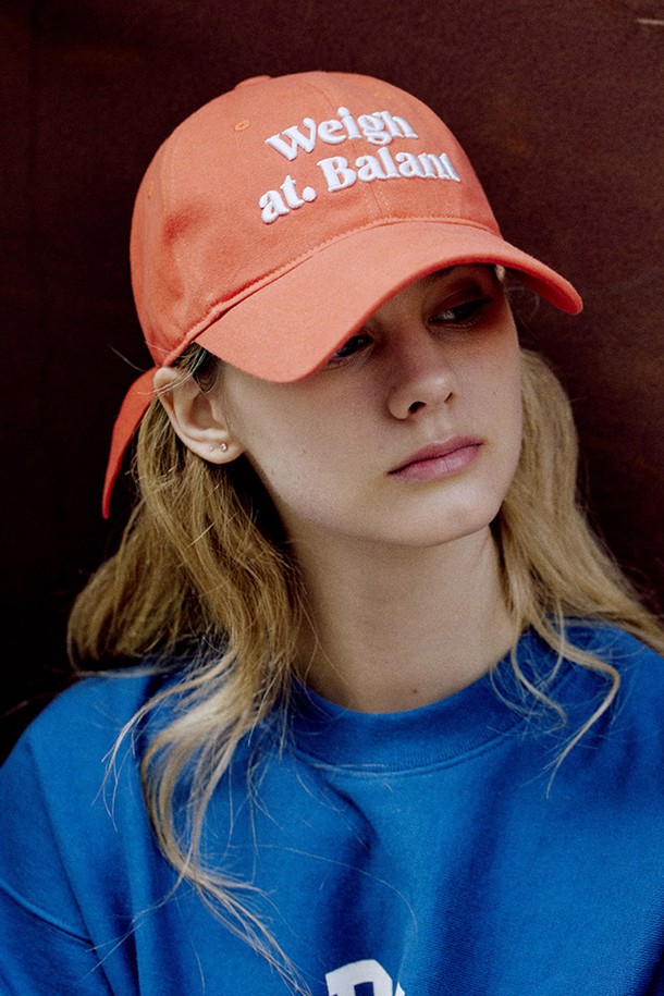 클래식 로고 볼캡 (10 colors)은 편안한 면 소재로 제작되어 부드러운 촉감을 자랑합니다. 일상 및 산책룩에 잘 어울리는 캐주얼, 미니멀, 클래식 스타일의 볼캡입니다. 앞면에는 클래식 로고가 디자인되어 있으며, 7.5cm 챙 넓이로 햇빛을 효과적으로 가려줍니다. 일반 깊이의 모자로, 누구나 편안하게 착용 가능하며, 헤드둘레 58cm에 맞게 조절 가능한 스트랩이 있어 사이즈 조절이 용이합니다. 블루, 네이비, 오렌지, 베이지 등 15가지 다양한 색상으로 출시되어 취향에 맞게 선택할 수 있습니다.
