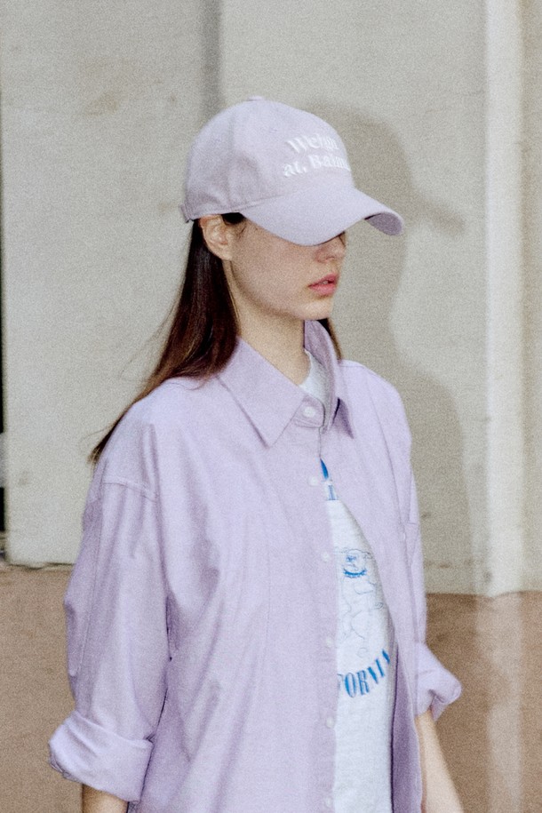 클래식 로고 디자인이 돋보이는 볼캡으로, 면 소재로 제작되어 봄, 여름, 가을에 착용하기 좋습니다. 조절 스트랩으로 사이즈 조절이 용이하며, 브릭 레드, 그레이, 크림 등 10가지 다양한 색상으로 출시되었습니다. 챙 넓이는 7.5cm이며, 컬러별 소재에 차이가 있을 수 있고 수작업으로 인해 비대칭이 있을 수 있습니다.
