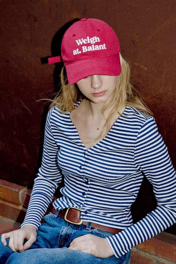 클래식 로고 디자인이 돋보이는 볼캡으로, 데일리룩에 활용하기 좋습니다. 면 소재로 제작되었으며, 챙 넓이는 7.5cm입니다. 레드, 핑크, 옐로우 등 10가지 다양한 색상으로 출시되었고, 조절 스트랩으로 사이즈 조절이 가능합니다.
