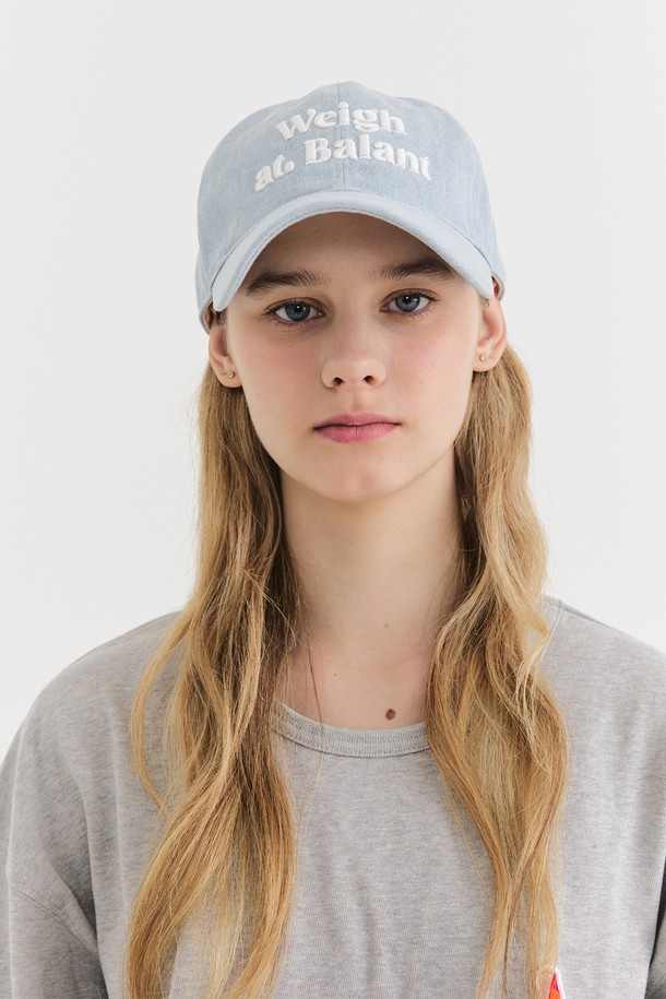 워시드 OG 볼캡 (8 colors)

부드러운 면 소재에 워싱 가공을 더해 빈티지한 멋을 살린 볼캡입니다. 유행을 타지 않는 클래식한 디자인으로, 데일리룩에 편안하게 매치하기 좋습니다. 챙 길이 7.5cm, 중간 모자 깊이로 제작되어 안정적인 착용감을 선사합니다. 빈티지 레드, 살몬 오렌지, 아이스 블루 등 다채로운 8가지 컬러로 출시되어, 취향에 맞게 선택할 수 있습니다. 뒷면 스트랩으로 사이즈 조절이 가능하여, 누구나 편안하게 착용할 수 있습니다.
