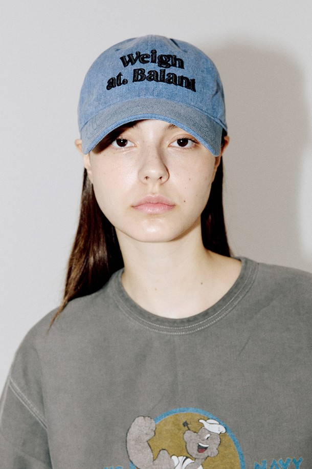 워시드 오지 볼캡 (8컬러)은 캐주얼, 미니멀, 클래식 스타일을 아우르는 모자입니다. 면 소재로 제작되어 봄, 여름, 가을 계절에 착용하기 좋으며, 일상생활에서 편안하게 사용할 수 있습니다. 레몬 옐로우, 빈티지 레드, 민트 등 8가지 다채로운 컬러로 출시되어 폭넓은 선택지를 제공합니다. 워싱 가공을 통해 빈티지한 느낌을 살렸으며, 챙 넓이는 7.5cm, 모자 깊이는 일반 깊이로 제작되었습니다. 스트랩 조절 기능으로 사이즈를 맞출 수 있으며, 컬러별 원단 차이 및 수작업으로 인한 비대칭 가능성을 특징으로 합니다.
