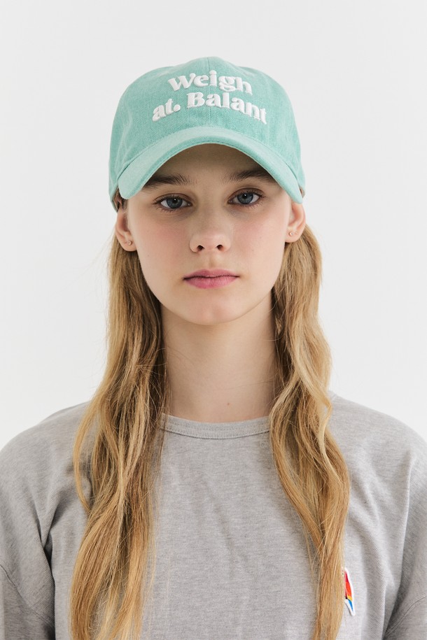 워싱 OG 볼 캡 (8 colors)

부드러운 면 소재로 제작되어 편안한 착용감을 선사하는 워싱 OG 볼 캡입니다. 7.5cm의 챙과 로고 자수 디테일이 돋보이며, 워싱 처리로 빈티지한 멋을 더했습니다. 스톤 블루, 레몬 옐로우, 샐몬 오렌지, 차콜, 빈티지 레드, 민트, 아이스 블루, 더스티 핑크까지 다채로운 8가지 컬러로 출시되어, 캐주얼, 클래식, 미니멀 스타일 등 어떤 룩에도 잘 어울립니다. 사이즈 조절이 가능하여 누구나 편안하게 착용할 수 있으며, 동네 마실룩, 산책룩, 여행룩 등 다양한 TPO에 활용하기 좋습니다.
