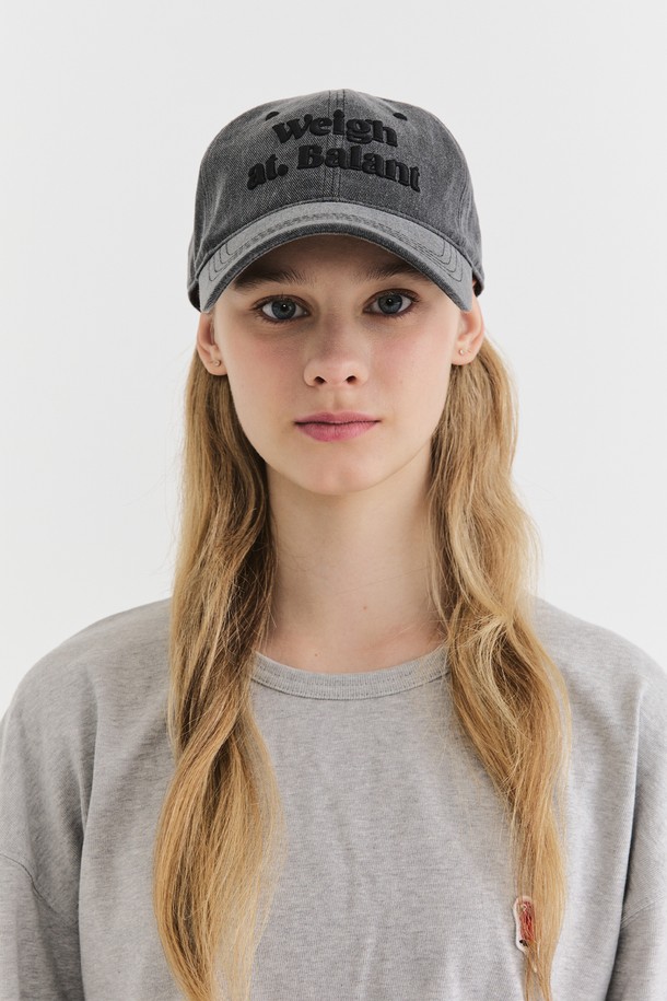 워시드 OG 볼캡 (8 colors)은 캐주얼, 미니멀, 클래식 스타일을 즐기는 분들을 위한 데일리 아이템입니다. 아이스블루, 샐몬오렌지, 빈티지레드 등 8가지 다채로운 컬러로 출시되어, 봄, 여름, 가을 계절에 맞춰 폭넓게 활용할 수 있습니다. 면 소재로 제작되어 편안한 착용감을 제공하며, 워싱 가공을 통해 빈티지한 멋을 더했습니다. 챙 넓이 7.5cm에 무지 디자인으로 어떤 룩에도 잘 어울리며, 사이즈 조절 끈으로 편안하게 착용 가능합니다. 동네 마실룩, 산책룩, 여행룩 등 다양한 TPO에 활용하여 스타일리시함을 연출해보세요.
