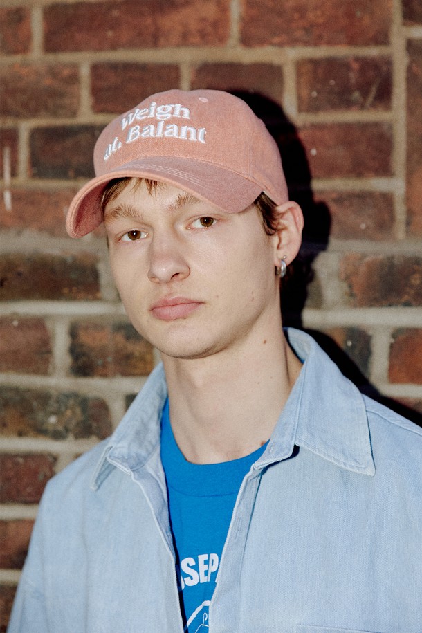 워시드 OG 볼캡 (8컬러)은 데일리룩에 포인트를 더해줄 볼캡입니다. 부드러운 면 소재에 워싱 가공을 더해 자연스러운 촉감을 느낄 수 있으며, 7.5cm 챙 길이로 햇빛을 가려줍니다. "Dusty Pink", "Vintage Red", "Salmon Orange", "Lemon Yellow", "Ice Blue", "Mint", "Stone Blue", "Charcoal" 등 8가지 트렌디한 컬러로 출시되어 취향에 맞게 선택할 수 있습니다. 프리사이즈로, 뒷면의 조절 스트랩을 통해 편안하게 착용 가능하며, 캐주얼, 미니멀, 클래식 스타일을 연출하기 좋습니다. 가벼운 산책이나 여행 시에도 유용하게 활용할 수 있습니다.
