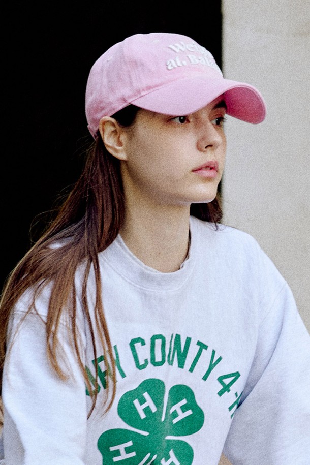 워시드 OG 볼캡 (8 colors)은 부드러운 면 소재로 제작되어 편안한 착용감을 선사합니다. 7.5cm의 챙 넓이와 워싱 처리로 빈티지한 멋을 더했으며, 자수 로고와 스트랩 디자인으로 포인트를 주었습니다. 남녀 모두 착용 가능하며, 봄, 여름, 가을 계절에 맞춰 데일리룩에 캐주얼하고 미니멀한 스타일을 연출하기 좋습니다. 사이즈 조절이 가능하여 누구나 편안하게 착용할 수 있습니다. 레드, 핑크, 옐로우, 베이지, 스카이블루, 민트그린, 블루, 블랙, 브릭레드, 오렌지, 라벤더, 그레이, 카키, 그린, 네이비, 크림, 빈티지레드, 살몬오렌지, 더스티핑크, 레몬옐로우, 아이스블루, 민트, 스톤블루, 차콜, 데님 총 25가지의 다채로운 컬러로 만나보세요.
