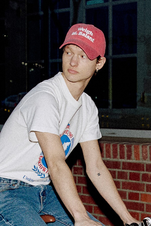 워시드 OG 볼캡 (8 colors)

다양한 스타일에 매치하기 좋은 워시드 OG 볼캡입니다. 톤 다운된 8가지 컬러(Salmon Orange, Dusty Pink, Charcoal, Vintage Red, Stone Blue, Ice Blue, Mint, Lemon Yellow)로 출시되어, 데일리룩에 포인트를 더합니다. 면 소재로 제작되어 봄, 여름, 가을 시즌에 착용하기 좋으며, 중간 깊이감과 7.5cm의 적절한 챙 길이로 편안한 착용감을 선사합니다. 워싱 가공 처리된 빈티지한 느낌과 무지 디자인으로 캐주얼, 미니멀, 시티보이 스타일을 연출하기에 용이하며, 스트랩 조절을 통해 사이즈를 맞출 수 있습니다. 워싱 과정과 수작업으로 인해 컬러별 원단 차이 및 좌우 비대칭이 있을 수 있습니다.
