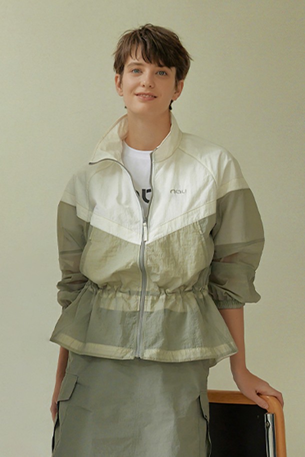 W 프리텍션 재킷 다크 베이지는 여성용 자켓으로, 여름철 스포츠 활동과 일상에서 모두 활용하기 좋은 윈드브레이커 스타일의 아우터입니다. 얇은 두께의 나일론 소재로 제작되어 가볍고 쾌적한 착용감을 선사하며, 립스탑 소재를 사용하여 내구성을 높였습니다. 허리 스트링과 스토퍼 디테일로 사이즈 조절이 용이하며, 브랜드 로고 자수 디테일이 돋보입니다. 다크 베이지와 화이트 두 가지 색상으로 출시되어, 여행룩과 산책룩 등 캐주얼하고 스포티한 스타일을 연출하기 좋습니다. 긴 소매 기장의 레귤러핏으로 제작되어 미니멀한 무드를 더합니다.
