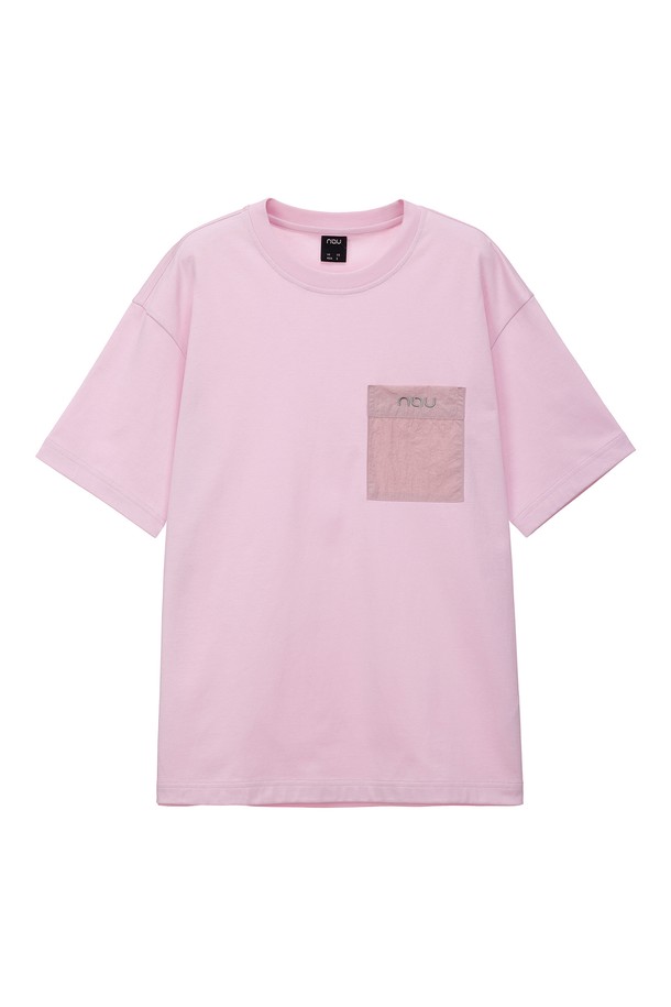 라이트 핑크 컬러의 우븐 포켓 반팔 티셔츠입니다. 남녀 공용으로, 여름철 일상 및 스포츠 활동에 적합합니다. 부드러운 코튼, 폴리에스터, 나일론 혼방 소재로 제작되어 통기성이 우수하며, 얇은 두께감으로 시원하게 착용할 수 있습니다. 캐주얼, 스포티, 미니멀 스타일 연출에 용이하며, 우븐 포켓 디테일과 로고 자수, 매쉬 조직으로 포인트를 더했습니다. 세미 루즈핏 라운드넥 디자인으로 편안한 착용감을 선사합니다.
