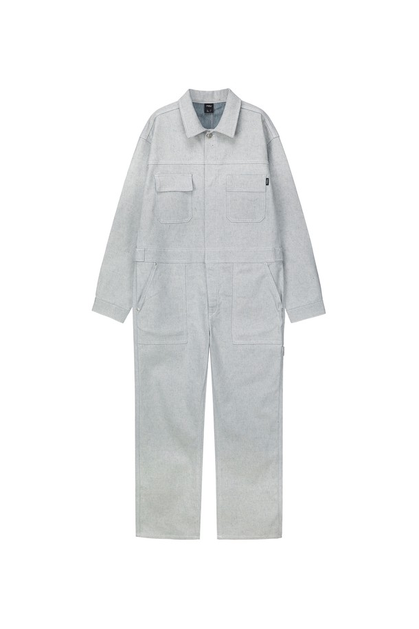 Re-Born (리-본) 데님 점프수트 Light Denim은 남녀 모두 착용 가능한 캐주얼하고 빈티지한 스타일의 점프수트입니다. 코튼 98%와 폴리우레탄 2%의 혼방 소재로 제작되어 편안한 착용감을 제공하며, 가을에 적합합니다. 루즈핏으로 활동성을 높였으며, 카라, 긴소매, 지퍼 여밈, 로고 라벨, 로고 자수, 포켓 디테일이 특징입니다. 아메리칸 워크웨어 스타일을 기반으로 한 디자인으로, 실용성을 갖춘 미니멀한 워크웨어 스타일을 연출할 수 있습니다.
