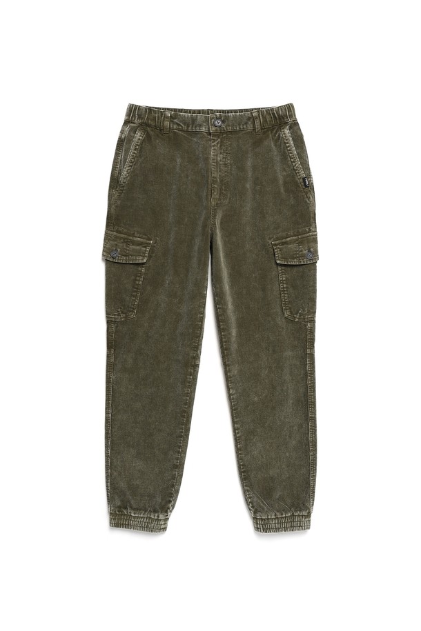 가먼트 다잉 코듀로이 조거 팬츠 2 Khaki는 부드러운 코듀로이와 면 혼방 소재로 제작되어 편안한 착용감을 선사합니다. 베이직한 디자인에 카키 컬러, 무지 패턴으로 어떤 스타일에도 잘 어울립니다. 허리에는 스트레치 밴딩이 내장되어 활동성을 높였으며, 4개의 포켓과 스티치 디테일로 실용성을 더했습니다. 레귤러핏과 조거핏을 혼합하여 편안하면서도 스타일리시한 핏을 연출하며, 남녀 모두 착용 가능합니다. 출근룩과 캠핑룩 등 다양한 TPO에 활용할 수 있는 클래식, 캐주얼, 미니멀 스타일의 겨울용 긴바지입니다.
