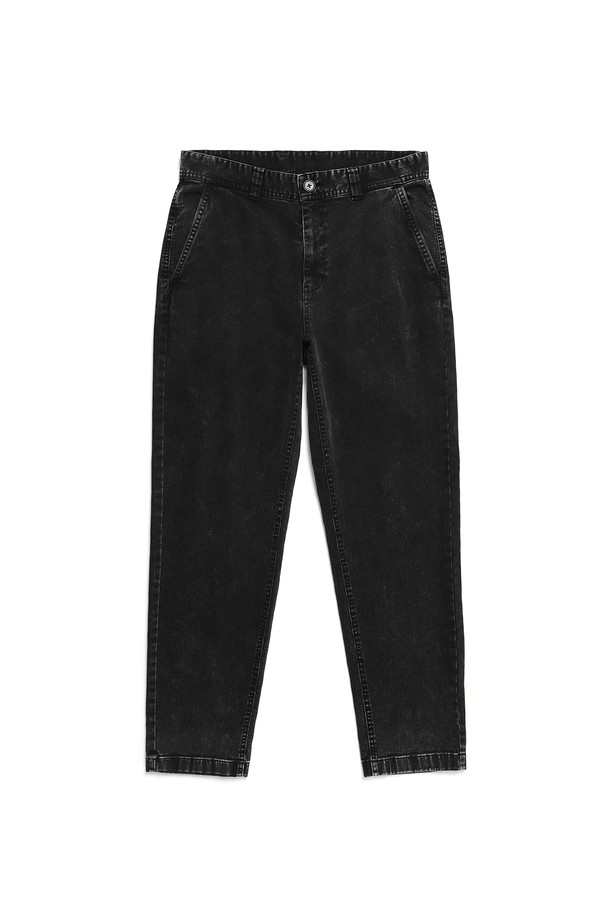 가먼트 다잉 피치 팬츠 2 Black (블랙)입니다. 부드러운 촉감의 면, 폴리우레탄 혼방 소재로 제작되었으며, 트윌 조직으로 내구성을 높였습니다. 가먼트 다잉 워싱 기법을 적용하여 빈티지한 무드를 연출하며, 스판 소재로 편안한 착용감을 제공합니다. 레귤러핏 긴바지로, 겨울철 출근룩과 클래식, 미니멀, 캐주얼 스타일 모두에 잘 어울립니다. 무지 디자인으로 다양한 상의와 쉽게 매치할 수 있습니다.
