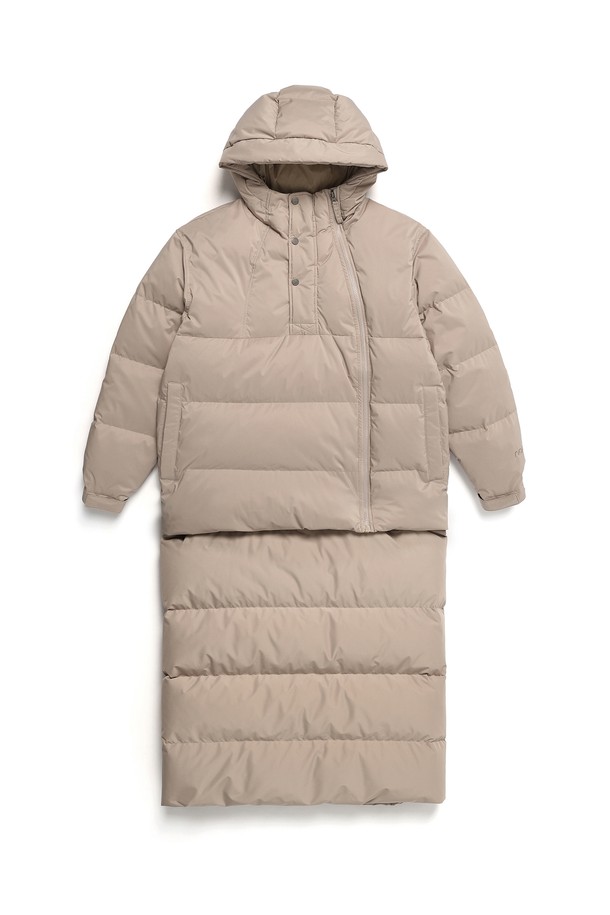 포틀랜드 캠핑 롱 다운 Beige는 일상, 캠핑, 아웃도어 활동에 적합한 남녀 공용 롱패딩입니다. 베이지 컬러의 무지 디자인으로 캐주얼, 스포티, 미니멀 스타일을 연출할 수 있습니다. 방수, 방풍 기능을 갖춘 두꺼운 두께감의 폴리에스테르 소재로 제작되었으며, 롱 기장의 지퍼형 여밈 방식입니다. 세미루즈핏으로 편안한 착용감을 제공하며, 긴 소매와 2레이어 소재, 상하의 디테쳐블, 패커블백 제공 및 판초형 활용이 가능한 기능성까지 더했습니다. 겨울철 캠핑룩과 여행룩에 따뜻함과 스타일을 더해보세요.
