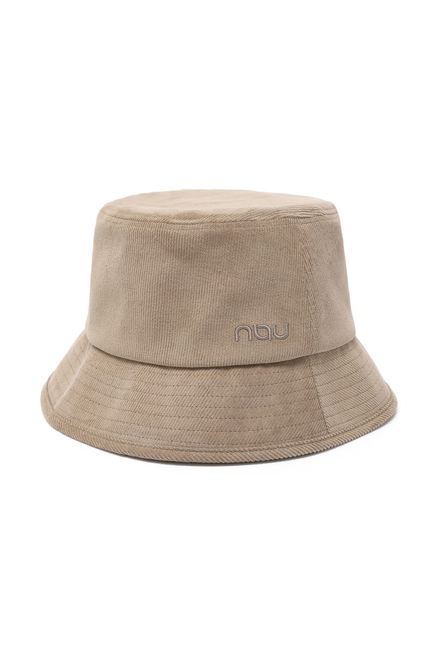 부드러운 촉감의 코듀로이 소재로 제작된 베이지색 버킷햇입니다. 면과 폴리우레탄 혼방으로 신축성이 있으며, 형태감 있는 두께감으로 편안한 착용감을 선사합니다. 챙 넓이 6.5cm, 모자 깊이 10cm로 제작되었으며, 톤온톤 로고 자수가 디자인의 포인트입니다. 캐주얼, 미니멀, 클래식 스타일을 즐기는 분들께 산책룩을 위한 아이템으로 추천합니다. 비시즌에도 활용하기 좋은 데일리 버킷햇입니다.
