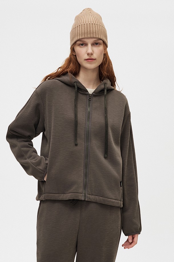 W 텐셀 본딩 재킷 Charcoal Brown은 부드러운 텐셀 소재와 플리스 본딩으로 제작되어 포근한 착용감을 선사하는 여성용 숏 후드 재킷입니다. 샌드워싱 처리로 자연스러운 외관을 보여주며, 보온성과 흡습 기능으로 가을, 겨울철 일상, 산책, 집콕룩에 적합합니다. 차콜 브라운 컬러와 무지 디자인은 캐주얼, 미니멀, 클래식 스타일을 모두 소화하며, 레귤러핏으로 편안하게 착용할 수 있습니다. 소매는 긴 기장으로 제작되었으며 포켓감 기모 디테일이 더해져 실용성을 높였습니다.
