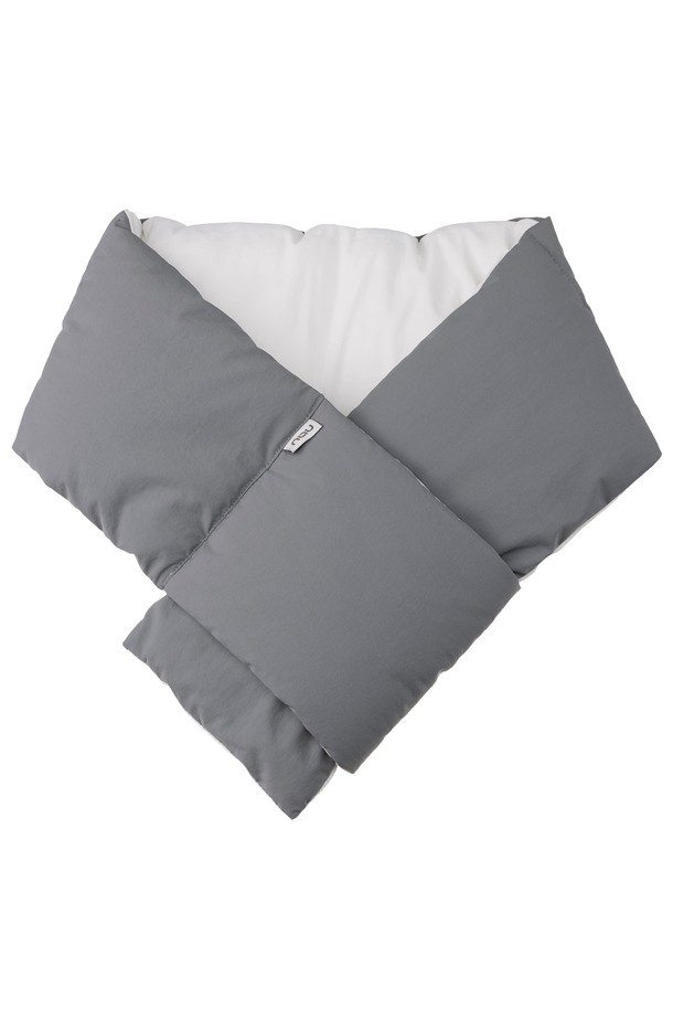 코지 패딩 머플러2 Gray는 가볍고 따뜻한 패딩 충전재를 사용하여 보온성을 높인 겨울용 머플러입니다. 톤온톤 배색과 가로 퀼팅 디자인이 적용되어 캐주얼하면서도 미니멀한 스타일을 연출합니다. 산책룩에 잘 어울리며, 일상에서 편안하게 착용하기 좋습니다. 나일론과 폴리에스터 혼방 소재로 제작되어 부드러운 착용감을 제공합니다. 두꺼운 두께감으로 추운 날씨에도 따뜻하게 몸을 감싸줍니다. 
