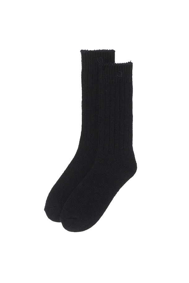 **골지 울 양말 Black**은 겨울철 따뜻함과 스타일을 동시에 잡을 수 있는 필수 아이템입니다. 부드러운 촉감의 울 혼방 소재로 제작되어 보온성이 뛰어나며, 일상과 출근룩에 모두 잘 어울립니다. 골지 패턴 디자인은 클래식, 미니멀, 캐주얼 등 다양한 스타일에 매치하기 용이하며, 블랙 컬러로 어떤 옷에도 무난하게 코디할 수 있습니다. 두꺼운 두께감으로 발을 포근하게 감싸주어 추운 날씨에도 따뜻함을 유지해 줍니다.
