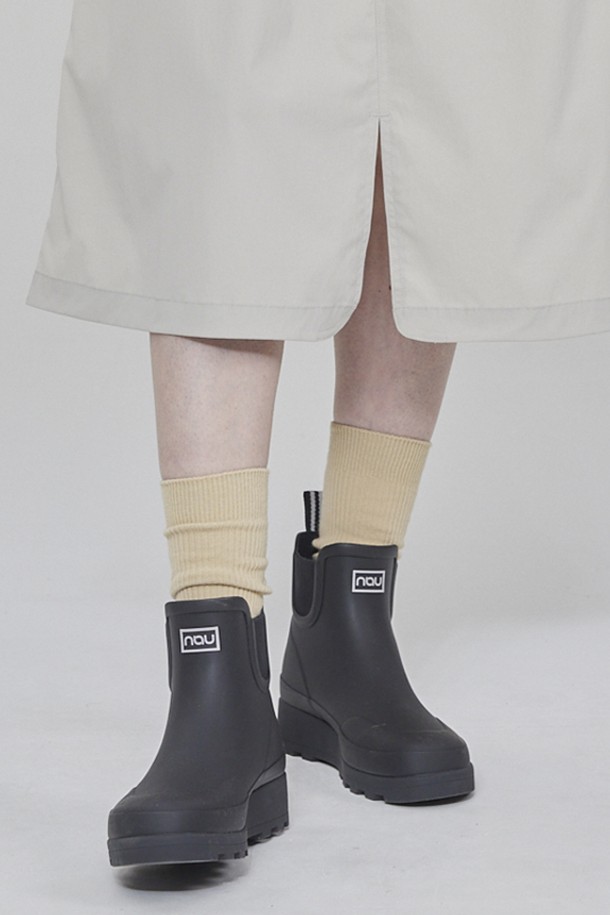 W 에이 레인 첼시 부츠 (Black)는 여성용 첼시 부츠입니다. 무광택 블랙 컬러에 라운드 앞코 디자인으로 캐주얼, 미니멀, 클래식 스타일을 연출할 수 있습니다. 안감은 폴리에스터 소재이며, 38mm 로우힐 굽에 슬립온 형태로 편안하게 착용 가능합니다. 방수 기능과 미끄럼 방지 기능, LOOP GRIP 아웃솔을 갖춰 겨울철 데일리룩과 우천시에도 유용합니다.
