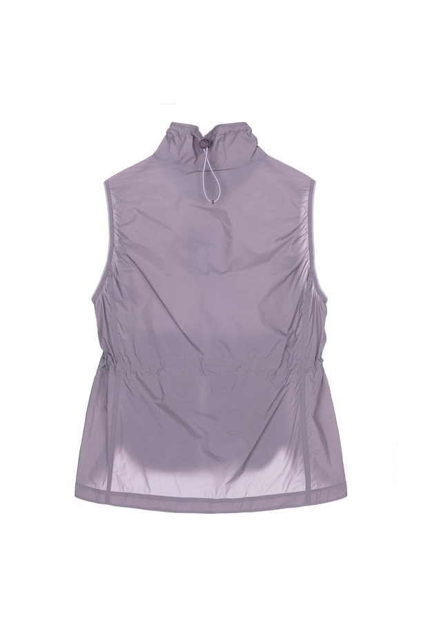 W 에어 하이킹 베스트 Grayish Violet (그레이시 바이올렛)은 여성 하이킹 및 일상 활동에 적합한 베스트입니다. 얇고 가벼운 나일론 소재로 제작되어 봄, 여름철 시원하게 착용할 수 있으며, 발수 기능과 스트레치 기능으로 활동성을 높였습니다. 레귤러핏으로 편안하게 착용 가능하며, 등산룩, 산책룩, 여행룩 등 다양한 TPO에 활용할 수 있습니다. 뒷넥과 허리 안쪽 스트링 조절, 밑단 곡선 트임, 소매 밴드 디테일로 기능성과 디자인을 모두 갖춘 스포티, 미니멀, 캐주얼 스타일의 베스트입니다.
