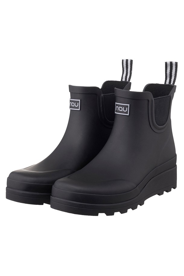 W 에이 레인 첼시 부츠 (Black)는 여성용 첼시 부츠입니다. 무광택 블랙 컬러에 라운드 앞코 디자인으로 캐주얼, 미니멀, 클래식 스타일을 연출할 수 있습니다. 안감은 폴리에스터 소재이며, 38mm 로우힐 굽에 슬립온 형태로 편안하게 착용 가능합니다. 방수 기능과 미끄럼 방지 기능, LOOP GRIP 아웃솔을 갖춰 겨울철 데일리룩과 우천시에도 유용합니다.
