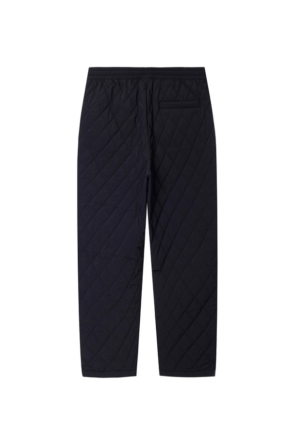 코지 경량 패딩 팬츠2 Black는 가을, 겨울철 아웃도어 활동과 일상에서 활용하기 좋은 패딩 팬츠입니다. 다이아 퀼팅 디자인으로 캐주얼하면서도 코지한 스타일을 연출하며, 경량 소재와 보온성을 갖춰 활동성을 높였습니다. 블랙, 차콜 브라운, 그레이 3가지 컬러로 출시되어 다양한 룩에 매치하기 용이합니다. 두꺼운 두께감으로 추운 날씨에도 따뜻함을 유지해주며, 고프코어, 미니멀 룩에도 잘 어울리는 활용도 높은 아이템입니다. 캠핑룩, 등산룩 등 겨울 데일리룩에 포인트를 더해보세요.
