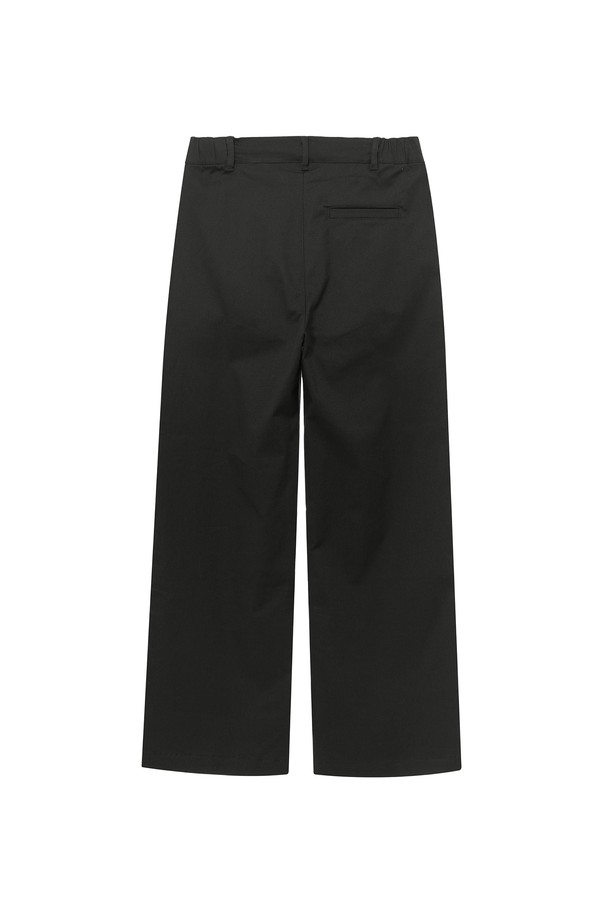 W 코튼 스판 기모 팬츠 (다크 그레이)는 부드러운 촉감과 여유로운 핏으로 편안함을 선사하는 여성용 기모 팬츠입니다. 겨울철 오피스룩과 데일리룩에 모두 활용 가능한 아이템으로, 베이직하고 캐주얼한 스타일을 연출합니다. 면, 폴리우레탄, 기모 소재를 사용하여 보온성과 활동성을 높였으며, 와이드 핏과 밴딩 허리 디자인으로 편안한 착용감을 제공합니다. 다크 그레이와 블랙 두 가지 색상으로 출시되어 다양한 상의와 매치하기 용이합니다. 두꺼운 두께감으로 겨울철 추위에도 따뜻하게 입을 수 있습니다.
