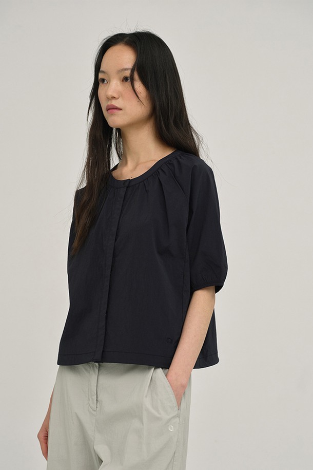 W 워케이션 볼륨 반팔 셔츠 Navy (네이비)는 여성 의류 상의 셔츠/블라우스 카테고리에 속하는 제품입니다. 캐주얼 스타일의 반소매 셔츠로, 일상, 출퇴근, 여가 등 다양한 TPO (출근룩, 비즈니스 캐주얼)에 활용하기 좋습니다. 세미루즈핏으로 편안하게 착용 가능하며, 얇고 부드러운 촉감의 나일론, 레이온, 폴리우레탄 혼방 소재로 제작되어 여름철에도 시원하게 입을 수 있습니다. 무지 디자인에 밑단 스트링과 핸드포켓 디테일이 더해져 실용성을 높였으며, 스트레치 기능과 경량성을 갖춰 활동성을 보장합니다.

